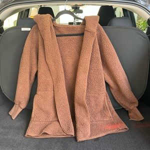 BROWN TEDDY JACKET 🤎 size large/x-large and in great condition!! No STAIN((: